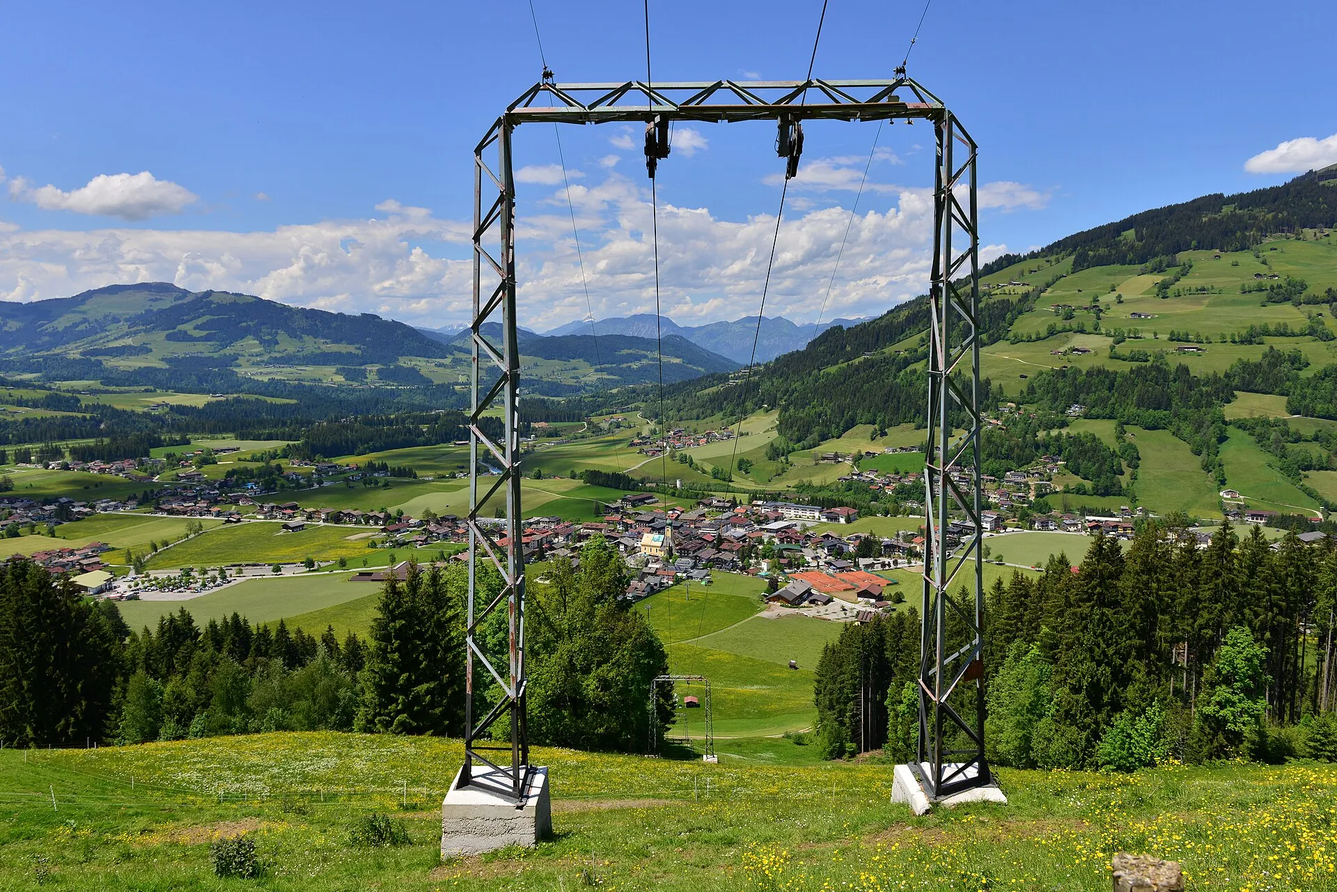 Pylon van de Alpenrosenbahn boven Westendorf met uitzicht op het dal