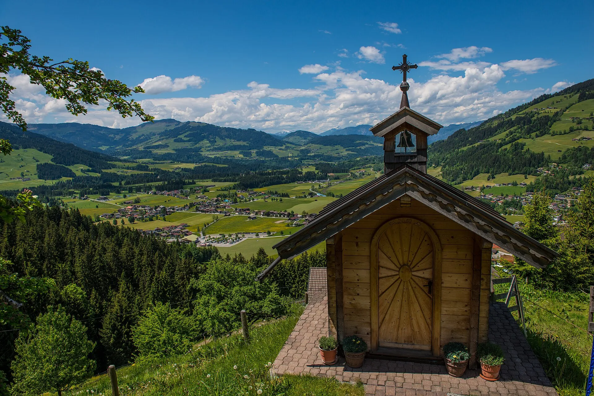 Houten kapelletje met uitzicht over het dal bij Westendorf