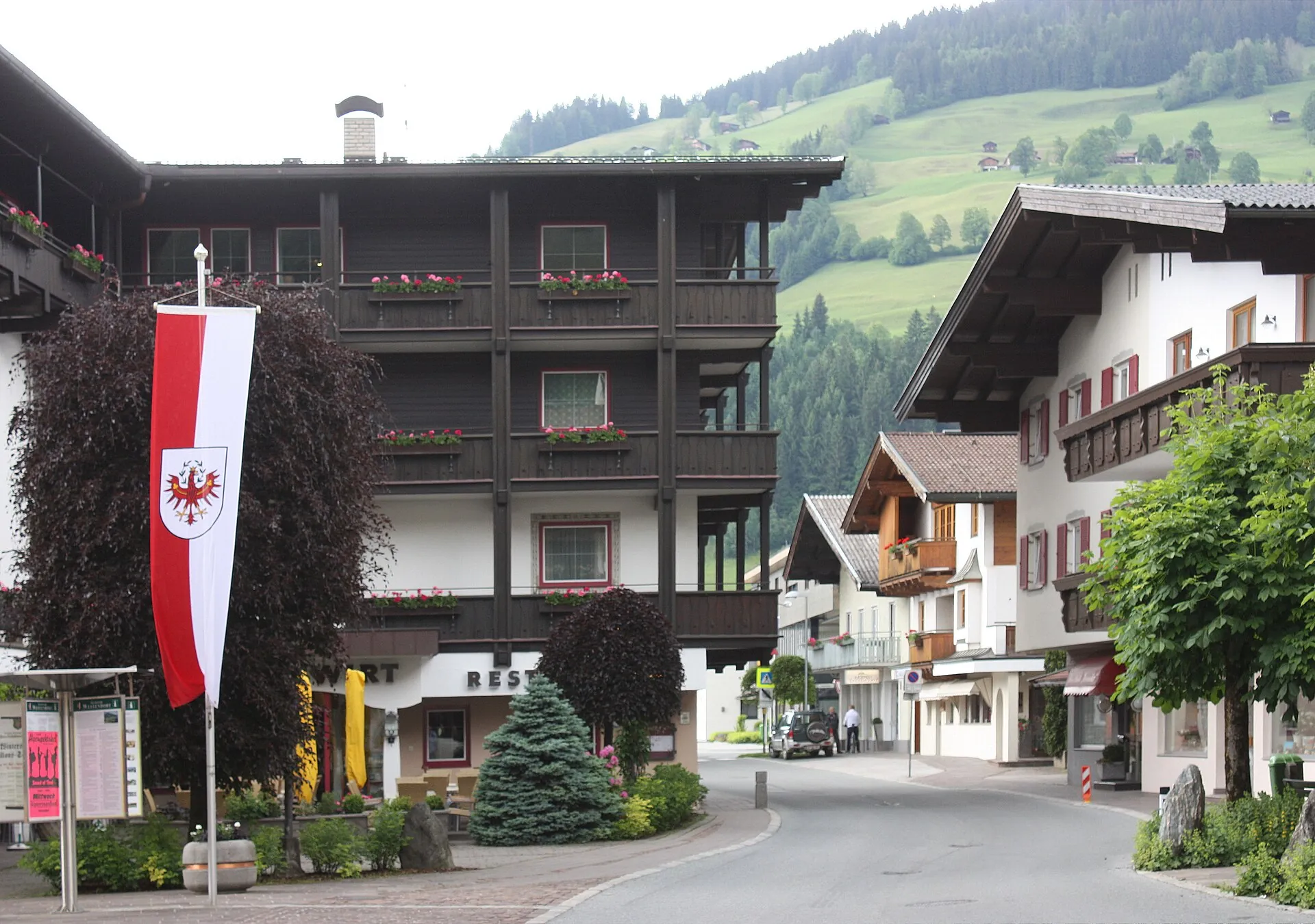 Dorpsstraat in Westendorf met de Tiroler vlag