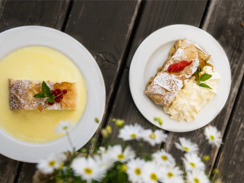 Apfelstrudel eten bij de Sunset Bar