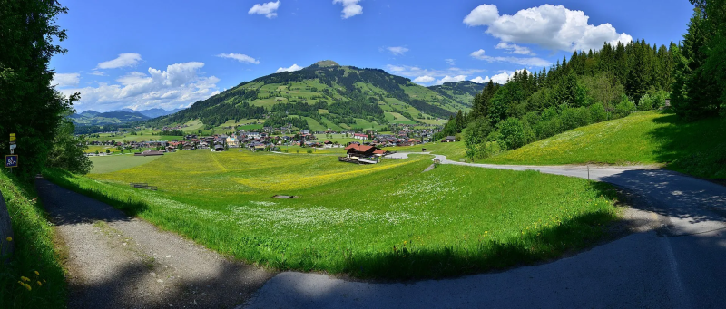 Bergweide met uitzicht over het dal bij Westendorf