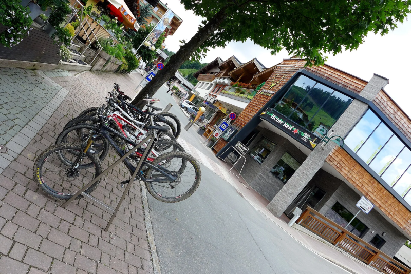 Geparkeerde fietsen in een winkelstraat