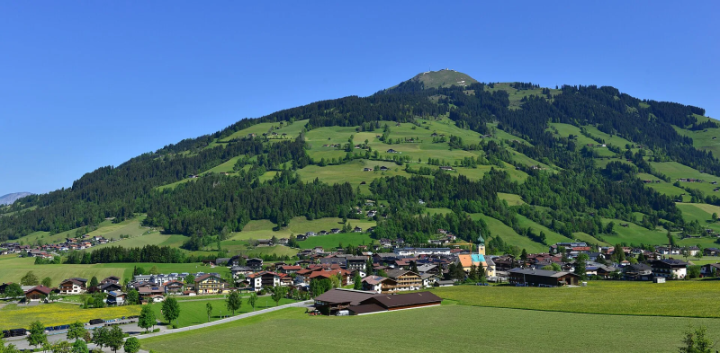 De groene berg bij Westendorf in de zomer