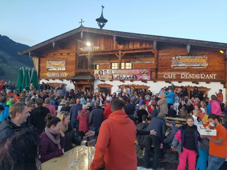 Drukke après-skihut in Westendorf tijdens de Hollandse Feestweek