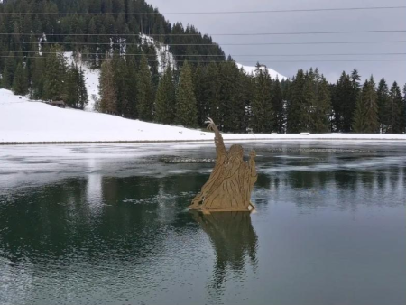 Bergmeer met resten sneeuw langs de oever en een donkere bosrand – Rondwandeling Brantlalm en Filzalmsee, Westendorf