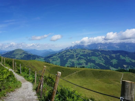 Bergmeer met een kiezelstrand en besneeuwde toppen in de verte – Rondwandeling Jochstubensee, Westendorf