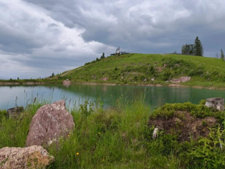 Klein bergmeer met een rotsblok en gras op de voorgrond – Drie-Merenroute op de Hohe Salve, Westendorf
