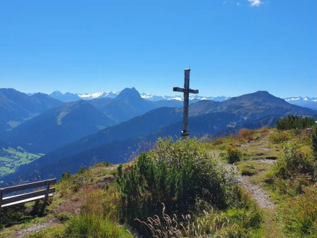 Houten topkruis met besneeuwde bergketen in de verte – Gaisbergjoch en Bärstättkreuz, Westendorf